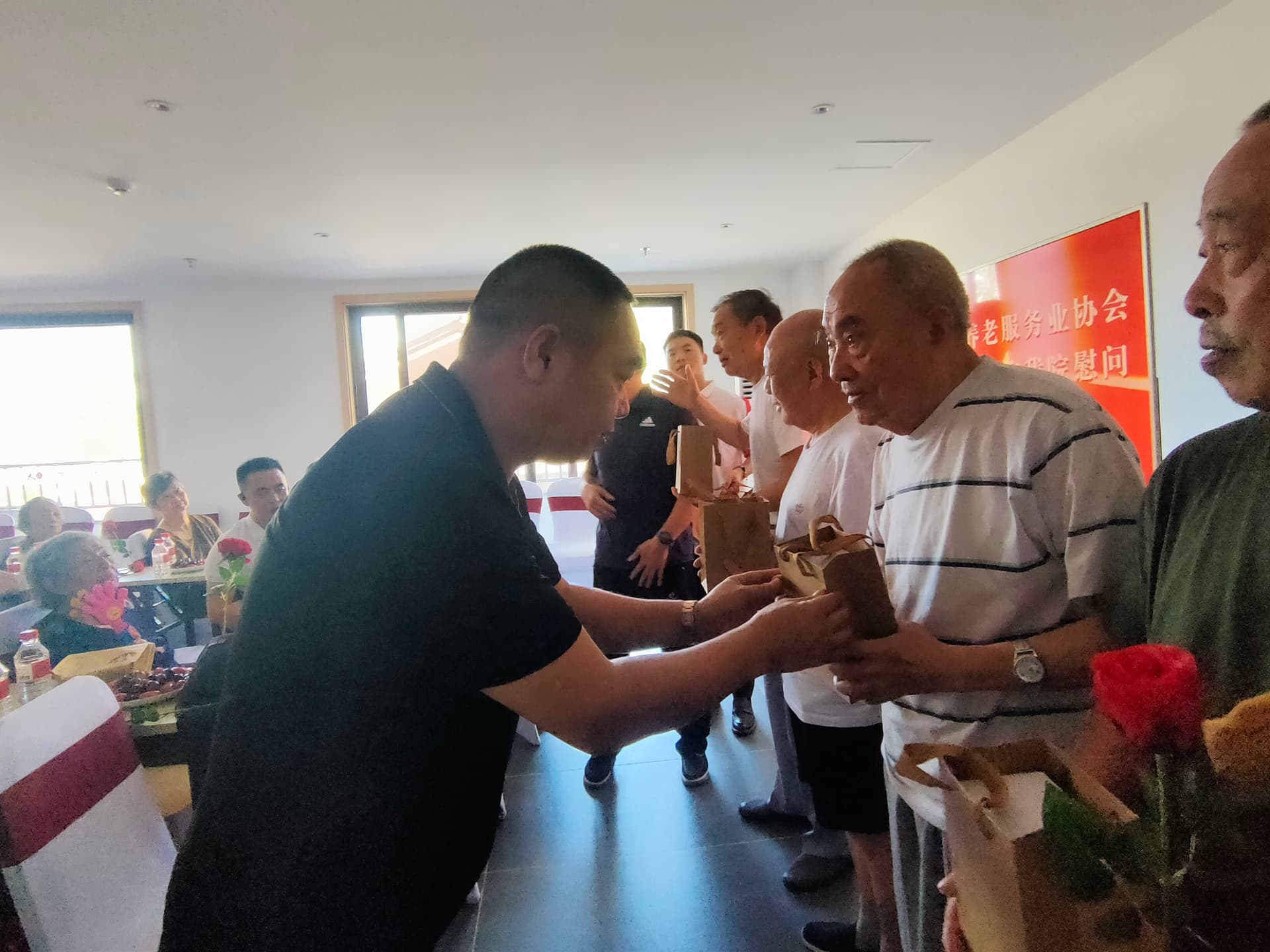 长盛殡葬参加-成都天佑养老服务中心“致敬老兵”活动